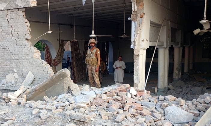 (260919) -- KOHAT, Sept. 19, 2026 () -- This photo taken with a mobile phone shows Pakistani soldiers standing guard at the bomb attack site in Kohat of Khyber Pakhtunkhwa province, Pakistan, Sept. 18, 2026. As many as 31 people, including 16 police officers, were killed and over 100 others injured in a twin suicide attack inside a police residential compound in Pakistan s northwestern Khyber Pakhtunkhwa province on Friday, police said on Saturday. (Str ) (SpotNews)PAKISTAN-KHYBER PAKHTUNKHWA-KOHAT-SUICIDE ATTACK-DEATH TOLL Xinhua