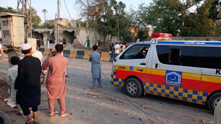 (260919) -- KOHAT, Sept. 19, 2026 () -- This photo taken with a mobile phone shows people gathering at the bomb attack site in Kohat of Khyber Pakhtunkhwa province, Pakistan, Sept. 18, 2026. As many as 31 people, including 16 police officers, were killed and over 100 others injured in a twin suicide attack inside a police residential compound in Pakistan s northwestern Khyber Pakhtunkhwa province on Friday, police said on Saturday. (Str ) (SpotNews)PAKISTAN-KHYBER PAKHTUNKHWA-KOHAT-SUICIDE ATTACK-DEATH TOLL Xinhua