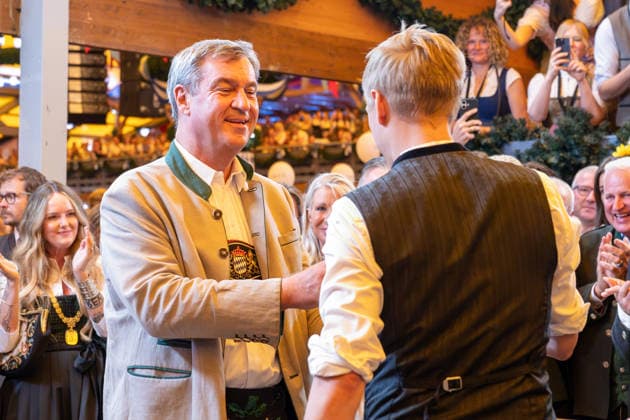 Dr. Markus Soeder, Ministerpraesident des Freistaates Bayern bekommt von Dominik Krause, Muenchner Oberbuergermeister, Oktoberfest Eroeffnung 2026 in Muenchen, 19.09.2026 Muenchen Bayern Deutschland