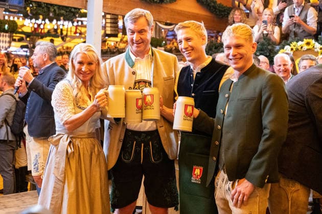 Karin Baumueller-Soeder mit Dr. Markus Soeder, Ministerpraesident des Freistaates Bayern, Dominik Krause, Muenchner Oberbuergermeister, Sebastian Mueller, Oktoberfest Eroeffnung 2026 in Muenchen, 19.09.2026 Muenchen Bayern Deutschland