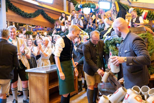 O Zapft is, Dr. Markus Soeder, Ministerpraesident des Freistaates Bayern, Dominik Krause, Muenchner Oberbuergermeister, die erste Mass wird gezapft, Oktoberfest Eroeffnung 2026 in Muenchen, 19.09.2026 Muenchen Bayern Deutschland