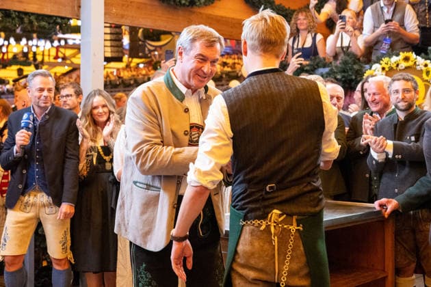 Dr. Markus Soeder, Ministerpraesident des Freistaates Bayern bekommt von Dominik Krause, Muenchner Oberbuergermeister, Oktoberfest Eroeffnung 2026 in Muenchen, 19.09.2026 Muenchen Bayern Deutschland