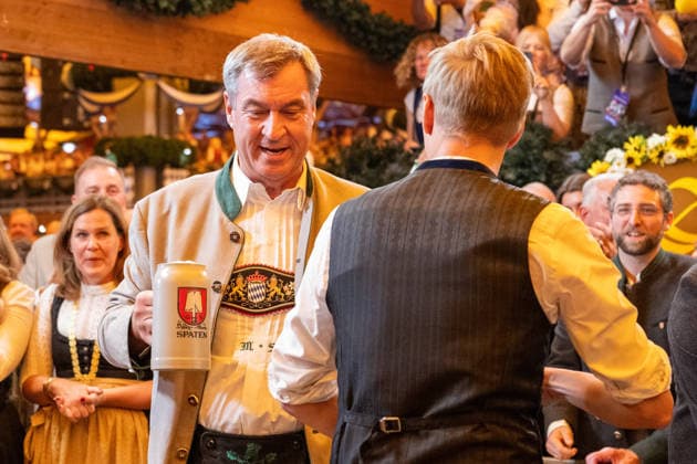 Dr. Markus Soeder, Ministerpraesident des Freistaates Bayern bekommt von Dominik Krause, Muenchner Oberbuergermeister, Oktoberfest Eroeffnung 2026 in Muenchen, 19.09.2026 Muenchen Bayern Deutschland