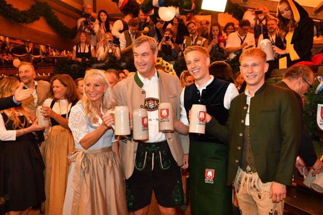 Markus Söder mit Ehefrau Karin und Dominik Krause (Oberbürgermeister München) mit Lebenspartner Sebastian Müller Bier Wiesn Eröffnung 2026 Theresienwiese Schottenhammel Festzelt Oktoberfest München 19. Sept. 2026