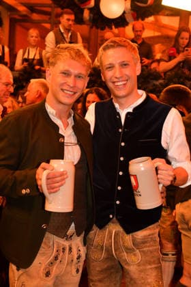Dominik Krause (Oberbürgermeister München) mit Lebenspartner Sebastian Müller Bier Wiesn Eröffnung 2026 Theresienwiese Schottenhammel Festzelt Oktoberfest München 19. Sept. 2026