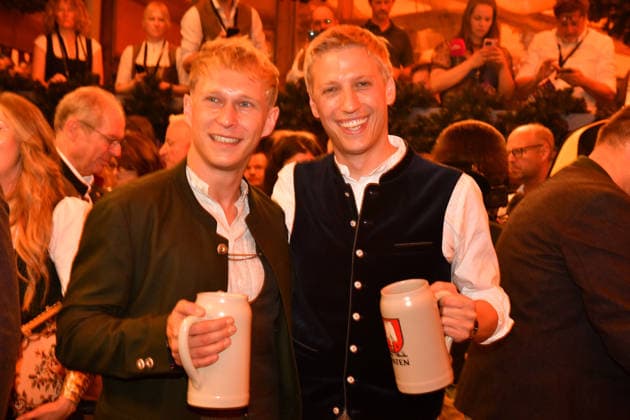 Dominik Krause (Oberbürgermeister München) mit Lebenspartner Sebastian Müller Bier Wiesn Eröffnung 2026 Theresienwiese Schottenhammel Festzelt Oktoberfest München 19. Sept. 2026