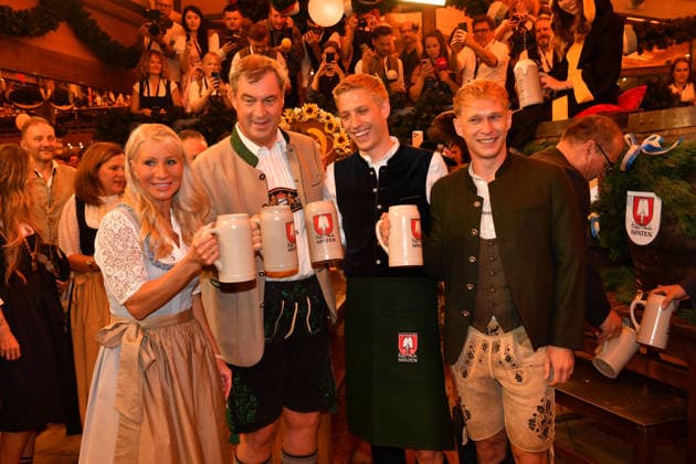 Markus Söder mit Ehefrau Karin und Dominik Krause (Oberbürgermeister München) mit Lebenspartner Sebastian Müller Bier Wiesn Eröffnung 2026 Theresienwiese Schottenhammel Festzelt Oktoberfest München 19. Sept. 2026