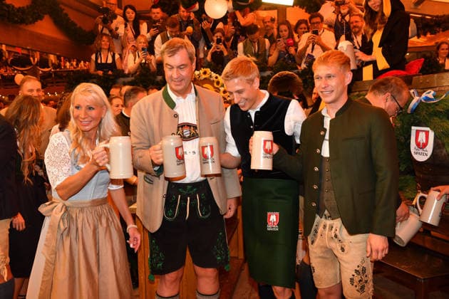 Markus Söder mit Ehefrau Karin und Dominik Krause (Oberbürgermeister München) mit Lebenspartner Sebastian Müller Bier Wiesn Eröffnung 2026 Theresienwiese Schottenhammel Festzelt Oktoberfest München 19. Sept. 2026
