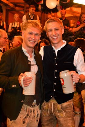 Dominik Krause (Oberbürgermeister München) mit Lebenspartner Sebastian Müller Bier Wiesn Eröffnung 2026 Theresienwiese Schottenhammel Festzelt Oktoberfest München 19. Sept. 2026