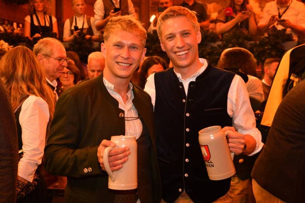 Dominik Krause (Oberbürgermeister München) mit Lebenspartner Sebastian Müller Bier Wiesn Eröffnung 2026 Theresienwiese Schottenhammel Festzelt Oktoberfest München 19. Sept. 2026