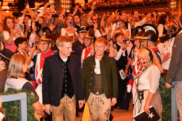Dominik Krause (Oberbürgermeister München) mit Lebenspartner Sebastian Müller Bier Wiesn Eröffnung 2026 Theresienwiese Schottenhammel Festzelt Oktoberfest München 19. Sept. 2026