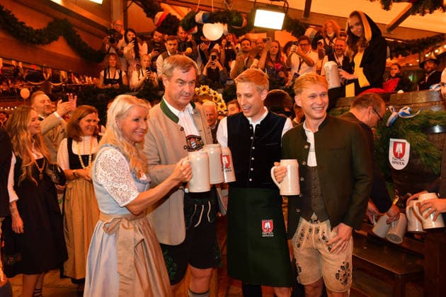Markus Söder mit Ehefrau Karin und Dominik Krause (Oberbürgermeister München) mit Lebenspartner Sebastian Müller Bier Wiesn Eröffnung 2026 Theresienwiese Schottenhammel Festzelt Oktoberfest München 19. Sept. 2026
