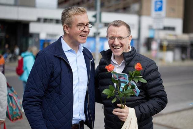 Wahlkampfabschluss der CDU mit Stefan Evers ** NUR FÜR REDAKTIONELLE ZWECKE ** EDITORIAL USE ONLY **<p>Stefan Evers (l, CDU), Spitzenkandidat und Finanzsenator, und Jan-Marco Luczak (CDU) beim Wahlkampfabschluss ihrer Partei in Tempelhof. Morgen wird ein neues Abgeordnetenhaus gewählt. Deutschland Berlin Berlin Copyright: JörgxCarstensen