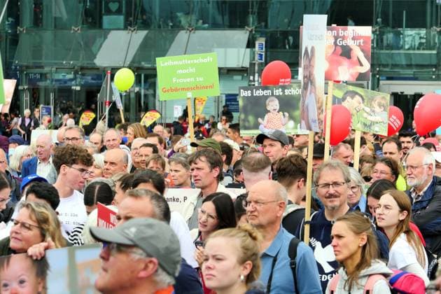 19.09.2026, Berlin - Deutschland. Demo Marsch für das Leben gegen Schwangerschaftsabbrüche am Berliner Hauptbahnhof.