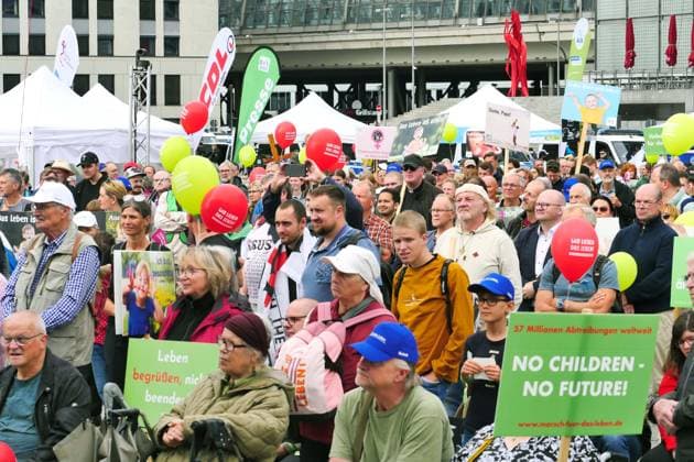 19.09.2026, Berlin - Deutschland. Demo Marsch für das Leben gegen Schwangerschaftsabbrüche am Berliner Hauptbahnhof.
