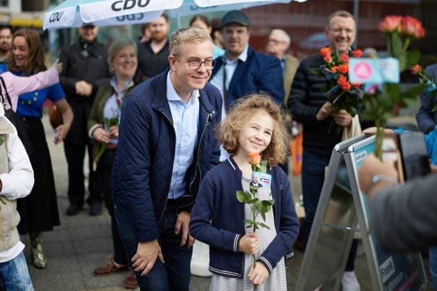Wahlkampfabschluss der CDU mit Stefan Evers ** NUR FÜR REDAKTIONELLE ZWECKE ** EDITORIAL USE ONLY **<p>Stefan Evers (CDU), Spitzenkandidat und Finanzsenator, lässt sich mit Fans beim Wahlkampfabschluss seiner Partei in Tempelhof fotografieren. Morgen wird ein neues Abgeordnetenhaus gewählt. Deutschland Berlin Berlin Copyright: JörgxCarstensen