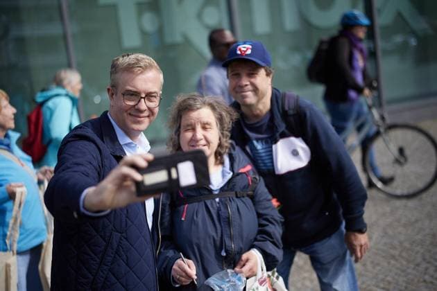 Wahlkampfabschluss der CDU mit Stefan Evers ** NUR FÜR REDAKTIONELLE ZWECKE ** EDITORIAL USE ONLY **<p>Stefan Evers (CDU), Spitzenkandidat und Finanzsenator, lässt sich mit Fans beim Wahlkampfabschluss seiner Partei in Tempelhof fotografieren. Morgen wird ein neues Abgeordnetenhaus gewählt. Deutschland Berlin Berlin Copyright: JörgxCarstensen