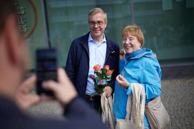 Wahlkampfabschluss der CDU mit Stefan Evers ** NUR FÜR REDAKTIONELLE ZWECKE ** EDITORIAL USE ONLY **<p>Stefan Evers (CDU), Spitzenkandidat und Finanzsenator, lässt sich mit Fans beim Wahlkampfabschluss seiner Partei in Tempelhof fotografieren. Morgen wird ein neues Abgeordnetenhaus gewählt. Deutschland Berlin Berlin Copyright: JörgxCarstensen