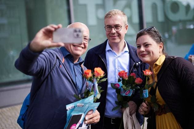 Wahlkampfabschluss der CDU mit Stefan Evers ** NUR FÜR REDAKTIONELLE ZWECKE ** EDITORIAL USE ONLY **<p>Stefan Evers (CDU), Spitzenkandidat und Finanzsenator, lässt sich mit Fans beim Wahlkampfabschluss seiner Partei in Tempelhof fotografieren. Morgen wird ein neues Abgeordnetenhaus gewählt. Deutschland Berlin Berlin Copyright: JörgxCarstensen