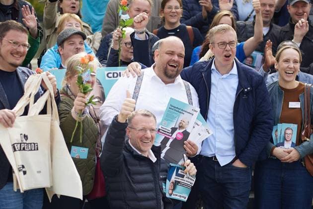 Wahlkampfabschluss der CDU mit Stefan Evers ** NUR FÜR REDAKTIONELLE ZWECKE ** EDITORIAL USE ONLY **<p>Stefan Evers (2.v.r, CDU), Spitzenkandidat und Finanzsenator, lässt sich mit Fans beim Wahlkampfabschluss seiner Partei in Tempelhof fotografieren. Morgen wird ein neues Abgeordnetenhaus gewählt. Deutschland Berlin Berlin Copyright: JörgxCarstensen
