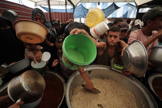 Hot meals distributed to Palestinians in Gaza NUSEIRAT, GAZA, PALESTINE - SEPTEMBER 19: Palestinians, including children, gather to receive meals at a distribution point as hot meals are handed out in the Nuseirat Refugee Camp in central Gaza, Palestine, on September 19, 2026. Food shortages continue in Gaza amid Israel s ongoing attacks and blockade despite the ceasefire in the Gaza Strip. Hassan Jedi Anadolu Gaza City Gaza. Editorial use only. Please get in touch for any other usage.  Copyright: x2026xAnadoluxHassanxJedix