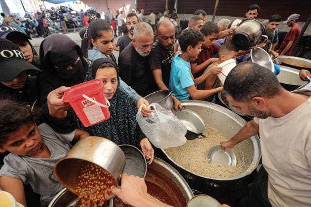 Hot meals distributed to Palestinians in Gaza NUSEIRAT, GAZA, PALESTINE - SEPTEMBER 19: Palestinians, including children, gather to receive meals at a distribution point as hot meals are handed out in the Nuseirat Refugee Camp in central Gaza, Palestine, on September 19, 2026. Food shortages continue in Gaza amid Israel s ongoing attacks and blockade despite the ceasefire in the Gaza Strip. Hassan Jedi Anadolu Gaza City Gaza. Editorial use only. Please get in touch for any other usage.  Copyright: x2026xAnadoluxHassanxJedix