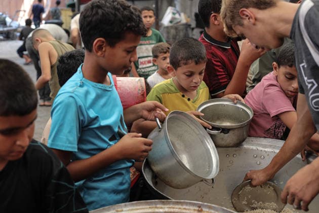 Hot meals distributed to Palestinians in Gaza NUSEIRAT, GAZA, PALESTINE - SEPTEMBER 19: Palestinians, including children, gather to receive meals at a distribution point as hot meals are handed out in the Nuseirat Refugee Camp in central Gaza, Palestine, on September 19, 2026. Food shortages continue in Gaza amid Israel s ongoing attacks and blockade despite the ceasefire in the Gaza Strip. Hassan Jedi Anadolu Gaza City Gaza. Editorial use only. Please get in touch for any other usage.  Copyright: x2026xAnadoluxHassanxJedix
