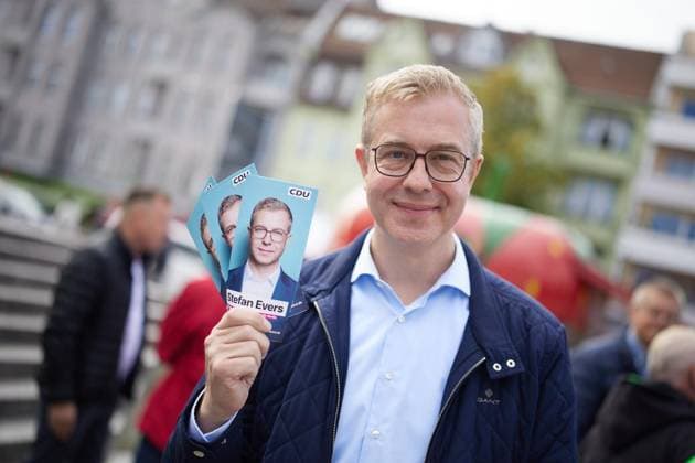 Wahlkampfabschluss der CDU mit Stefan Evers ** NUR FÜR REDAKTIONELLE ZWECKE ** EDITORIAL USE ONLY **<p>Stefan Evers (CDU), Spitzenkandidat und Finanzsenator, beim Wahlkampfabschluss seiner Partei in Tempelhof. Morgen wird ein neues Abgeordnetenhaus gewählt. Deutschland Berlin Berlin Copyright: JörgxCarstensen