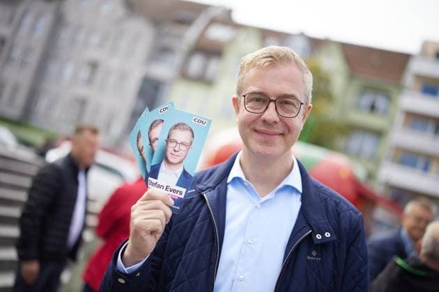 Wahlkampfabschluss der CDU mit Stefan Evers ** NUR FÜR REDAKTIONELLE ZWECKE ** EDITORIAL USE ONLY **<p>Stefan Evers (CDU), Spitzenkandidat und Finanzsenator, beim Wahlkampfabschluss seiner Partei in Tempelhof. Morgen wird ein neues Abgeordnetenhaus gewählt. Deutschland Berlin Berlin Copyright: JörgxCarstensen