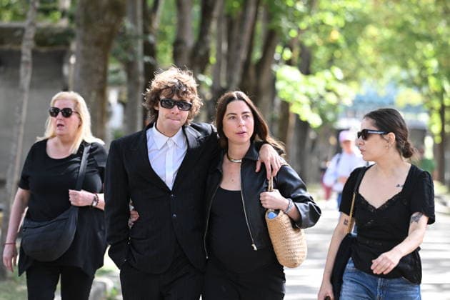 Catherine Ringer Funeral at Montmartre Cemetery - Paris Guest arriving at the funeral of Catherine Ringer, legendary French artist and singer of rock duo Les Rita Mitsouko, at Montmartre cemetery in Paris, France on September 19, 2026. Author, composer and performer over 40 years of artistic commitment, Catherine Ringer died of an aggressive cancer on September 14. Photo by Florian Poitout ABACAPRESS.COM Paris France  Copyright: xPoitoutxFlorian ABACAx