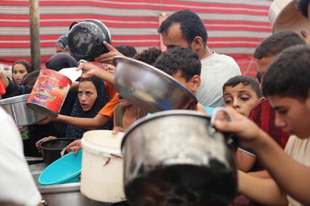 Displaced Palestinians Gather for Hot Meals in Nuseirat Camp Displaced Palestinians, including children, gather at a distribution point for hot meals at the Nuseirat refugee camp in the central Gaza Strip on September 19, 2026. Gaza continues to face a food shortage crisis amid ongoing Israeli attacks and blockade despite a ceasefire remaining in effect in the territory. Photo by Hassan al-Jedi apaimages Nusairat Gaza Strip Palestinian Territory 190926_Nuseirat_HJ_01(21).jpeg Copyright: xapaimagesxHassanxal-Jedixx xapaimagesx