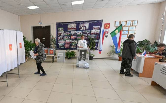 Russia Regions Parliamentary Election 9246542 19.09.2026 People vote at a polling station during elections for Russia™s ninth State Duma, the lower house of parliament, in the village of Znamenka, Bogradsky District, Republic of Khakassia, Russia. Ilya Naymushin Sputnik Republic of Khakassia Russia  Copyright: xIlyaxNaymushinx