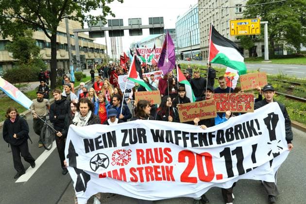 Protesters rally against planned missile production in Leipzig LEIPZIG, GERMANY, SEPTEMBER 19, 2026: Demonstrators march through central Leipzig during a protest against plans by U.S. defense company Covenant to establish a missile production facility in the north of the city. The demonstration, organized by the Keine Raketenfabrik in Leipzig alliance, began at Augustusplatz and called for the planned defense production to be stopped. Covenant plans to begin producing its Anthem long-range cruise missiles in Leipzig in 2027. leipzig Germany Copyright: x xDavidxVexelmanx xJNAxPressx