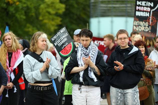 Protesters rally against planned missile production in Leipzig LEIPZIG, GERMANY, SEPTEMBER 19, 2026: Demonstrators march through central Leipzig during a protest against plans by U.S. defense company Covenant to establish a missile production facility in the north of the city. The demonstration, organized by the Keine Raketenfabrik in Leipzig alliance, began at Augustusplatz and called for the planned defense production to be stopped. Covenant plans to begin producing its Anthem long-range cruise missiles in Leipzig in 2027. leipzig Germany Copyright: x xDavidxVexelmanx xJNAxPressx