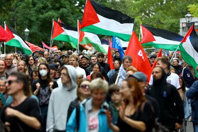 Protesters rally against planned missile production in Leipzig LEIPZIG, GERMANY, SEPTEMBER 19, 2026: Demonstrators march through central Leipzig during a protest against plans by U.S. defense company Covenant to establish a missile production facility in the north of the city. The demonstration, organized by the Keine Raketenfabrik in Leipzig alliance, began at Augustusplatz and called for the planned defense production to be stopped. Covenant plans to begin producing its Anthem long-range cruise missiles in Leipzig in 2027. leipzig Germany Copyright: x xDavidxVexelmanx xJNAxPressx