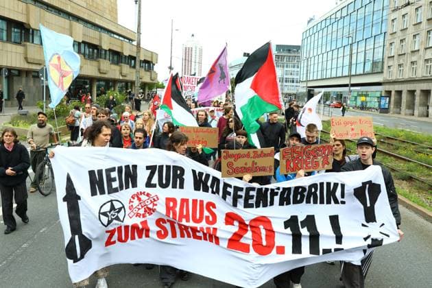 Protesters rally against planned missile production in Leipzig LEIPZIG, GERMANY, SEPTEMBER 19, 2026: Demonstrators march through central Leipzig during a protest against plans by U.S. defense company Covenant to establish a missile production facility in the north of the city. The demonstration, organized by the Keine Raketenfabrik in Leipzig alliance, began at Augustusplatz and called for the planned defense production to be stopped. Covenant plans to begin producing its Anthem long-range cruise missiles in Leipzig in 2027. leipzig Germany Copyright: x xDavidxVexelmanx xJNAxPressx