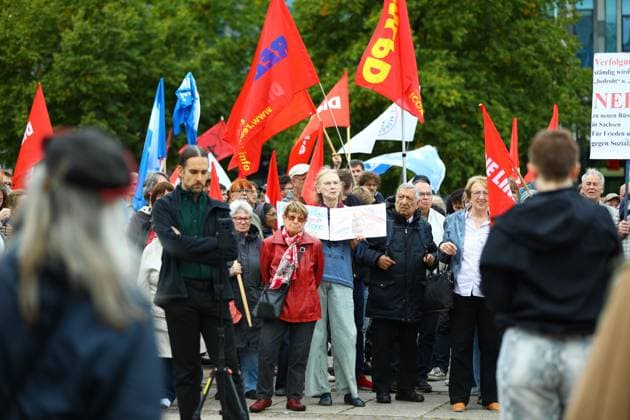 Protesters rally against planned missile production in Leipzig LEIPZIG, GERMANY, SEPTEMBER 19, 2026: Demonstrators march through central Leipzig during a protest against plans by U.S. defense company Covenant to establish a missile production facility in the north of the city. The demonstration, organized by the Keine Raketenfabrik in Leipzig alliance, began at Augustusplatz and called for the planned defense production to be stopped. Covenant plans to begin producing its Anthem long-range cruise missiles in Leipzig in 2027. leipzig Germany Copyright: x xDavidxVexelmanx xJNAxPressx