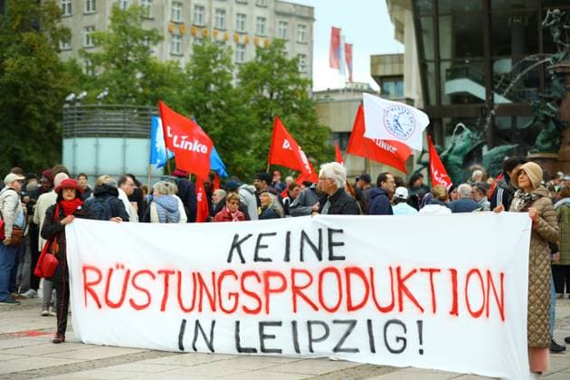 Protesters rally against planned missile production in Leipzig LEIPZIG, GERMANY, SEPTEMBER 19, 2026: Demonstrators march through central Leipzig during a protest against plans by U.S. defense company Covenant to establish a missile production facility in the north of the city. The demonstration, organized by the Keine Raketenfabrik in Leipzig alliance, began at Augustusplatz and called for the planned defense production to be stopped. Covenant plans to begin producing its Anthem long-range cruise missiles in Leipzig in 2027. leipzig Germany Copyright: x xDavidxVexelmanx xJNAxPressx