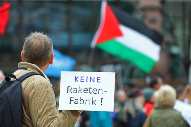 Protesters rally against planned missile production in Leipzig LEIPZIG, GERMANY, SEPTEMBER 19, 2026: Demonstrators march through central Leipzig during a protest against plans by U.S. defense company Covenant to establish a missile production facility in the north of the city. The demonstration, organized by the Keine Raketenfabrik in Leipzig alliance, began at Augustusplatz and called for the planned defense production to be stopped. Covenant plans to begin producing its Anthem long-range cruise missiles in Leipzig in 2027. leipzig Germany Copyright: x xDavidxVexelmanx xJNAxPressx