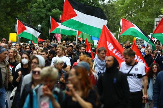 Protesters rally against planned missile production in Leipzig LEIPZIG, GERMANY, SEPTEMBER 19, 2026: Demonstrators march through central Leipzig during a protest against plans by U.S. defense company Covenant to establish a missile production facility in the north of the city. The demonstration, organized by the Keine Raketenfabrik in Leipzig alliance, began at Augustusplatz and called for the planned defense production to be stopped. Covenant plans to begin producing its Anthem long-range cruise missiles in Leipzig in 2027. leipzig Germany Copyright: x xDavidxVexelmanx xJNAxPressx