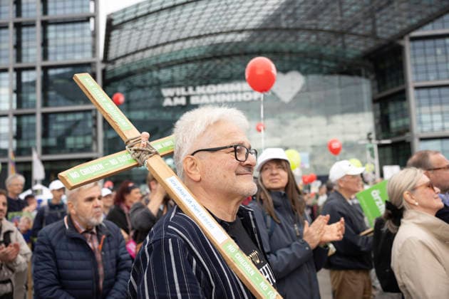 Zahlreiche Abtreibungsgegner haben am Samstag (19.09.2026) in Berlin an einem Marsch fuer das Leben des Bundesverbands Lebensrecht teilgenommen. Der Bundesverband Lebensrecht demonstriert dabei gegen Abtreibungen und assistierten Suizid. Die laut Ankuendigung groesste deutsche Pro Life-Veranstaltung sei ein Bekenntnis zur universalen Menschenwuerde . (Siehe epd-Meldung vom 19.09.2026) EDITORIAL USE ONLY