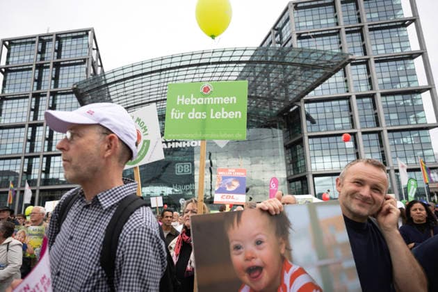 Zahlreiche Abtreibungsgegner haben am Samstag (19.09.2026) in Berlin an einem Marsch fuer das Leben des Bundesverbands Lebensrecht teilgenommen. Der Bundesverband Lebensrecht demonstriert dabei gegen Abtreibungen und assistierten Suizid. Die laut Ankuendigung groesste deutsche Pro Life-Veranstaltung sei ein Bekenntnis zur universalen Menschenwuerde . (Siehe epd-Meldung vom 19.09.2026) EDITORIAL USE ONLY
