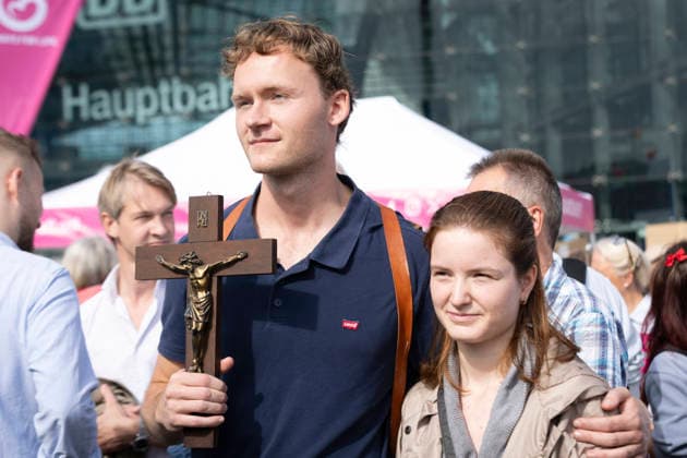 Zahlreiche Abtreibungsgegner haben am Samstag (19.09.2026) in Berlin an einem Marsch fuer das Leben des Bundesverbands Lebensrecht teilgenommen. Der Bundesverband Lebensrecht demonstriert dabei gegen Abtreibungen und assistierten Suizid. Die laut Ankuendigung groesste deutsche Pro Life-Veranstaltung sei ein Bekenntnis zur universalen Menschenwuerde . (Siehe epd-Meldung vom 19.09.2026) EDITORIAL USE ONLY