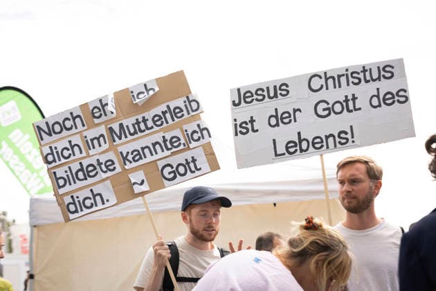 Zahlreiche Abtreibungsgegner haben am Samstag (19.09.2026) in Berlin an einem Marsch fuer das Leben des Bundesverbands Lebensrecht teilgenommen. Der Bundesverband Lebensrecht demonstriert dabei gegen Abtreibungen und assistierten Suizid. Die laut Ankuendigung groesste deutsche Pro Life-Veranstaltung sei ein Bekenntnis zur universalen Menschenwuerde . (Siehe epd-Meldung vom 19.09.2026) EDITORIAL USE ONLY