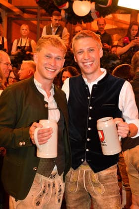 Sebastian Mueller und Muenchens OB Dominik Krause bei der Eroeffnung vom Oktoberfest am 19.09.2026 in Muenchen Sebastian Mueller and Dominik Krause (Munich mayor) during the 2026 Oktoberfest (Wiesn) opening at Schottenhamel tent at Theresienwiese on September 19, 2026 in Munich, Germany Oktoberfest Eroeffnung 2026 in Muenchen