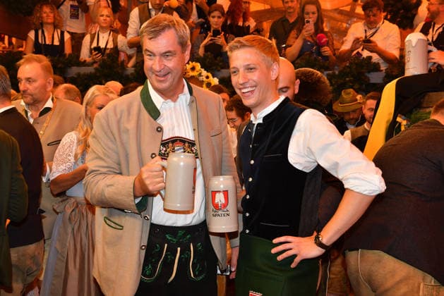 Markus Soeder und Muenchens OB Dominik Krause bei der Eroeffnung vom Oktoberfest am 19.09.2026 in Muenchen Karin Soeder, Markus Soeder, Dominik Krause (Munich mayor) and Sebastian Mueller during the 2026 Oktoberfest (Wiesn) opening at Schottenhamel tent at Theresienwiese on September 19, 2026 in Munich, Germany Oktoberfest Eroeffnung 2026 in Muenchen