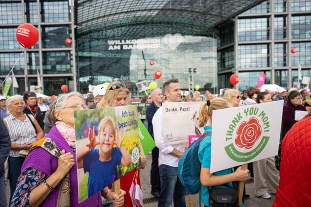 Zahlreiche Abtreibungsgegner haben am Samstag (19.09.2026) in Berlin an einem Marsch fuer das Leben des Bundesverbands Lebensrecht teilgenommen. Der Bundesverband Lebensrecht demonstriert dabei gegen Abtreibungen und assistierten Suizid. Die laut Ankuendigung groesste deutsche Pro Life-Veranstaltung sei ein Bekenntnis zur universalen Menschenwuerde . (Siehe epd-Meldung vom 19.09.2026) EDITORIAL USE ONLY