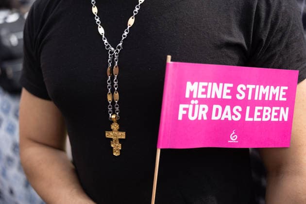 Zahlreiche Abtreibungsgegner haben am Samstag (19.09.2026) in Berlin an einem Marsch fuer das Leben des Bundesverbands Lebensrecht teilgenommen. Der Bundesverband Lebensrecht demonstriert dabei gegen Abtreibungen und assistierten Suizid. Die laut Ankuendigung groesste deutsche Pro Life-Veranstaltung sei ein Bekenntnis zur universalen Menschenwuerde . (Siehe epd-Meldung vom 19.09.2026) EDITORIAL USE ONLY