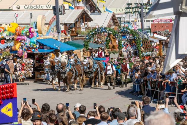 Oktoberfest 2026, feierlicher Einzug der Festwirte um kurz vor 12 Uhr, Wiesn-Start bei strahlendem Sonnenschein und Temperaturen bis 24 Grad, bestes Wiesnwetter, Eröffnungstag, 19. September 2026 Deutschland, München, 19. September 2026, Oktoberfest 2026, feierlicher Einzug der Festwirte ium kurz vor 12 Uhr, hier das Löwenbräu-Gespann, Tausende Zuschauer säumen daen Weg, Wieesn-Start bei strahlendem Sonnenschein und Temperaturen bis 24 Grad, kurz nach der Eröffnung, blauer Himmel, bestes Wiesnwetter, typisch bayerisch, Volksfest, Bayern,