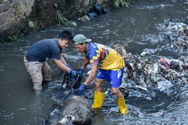 September 19, 2026, Bandung, West Java, Indonesia: Volunteers participated in a cleanup of the Cikakak River as part of World Cleanup Day in Bandung, Indonesia. The activity took place in a section of the river with high concentrations of plastic and household waste. Initiated by River Cleanup Indonesia and One Six Sauyunan, the program engaged environmental volunteers and students in preserving the river ecosystem and educating residents to instill the value of cleanliness. Bandung Indonesia - ZUMAr272 20260919_zip_r272_006 Copyright: xDimasxRachmatsyahx